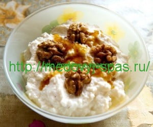 Творог с медом и орехами