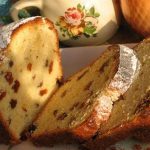 Медовый кулич с изюмом и пряностями