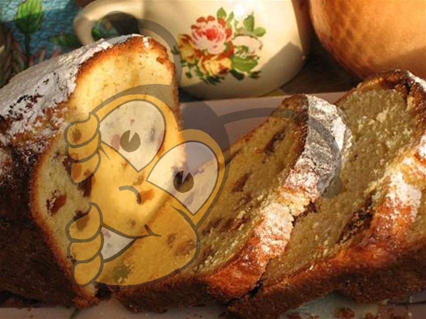 Медовый кулич с изюмом и пряностями