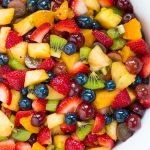 Фруктовый салат с мёдом и лаймом