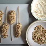 Бананы на палочках с мёдом