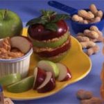 Яблоко с медом и арахисовым маслом