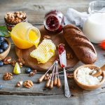 Бутерброд с медом и кокосом к кофе