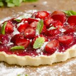 Миндальный кремово-клубничный пирог с сыром