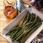 Спаржа с медово-чесночном соусе