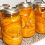 Консервированные кусочки апельсинов с мёдом