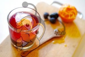 Напиток из ежевики и лимонной корки