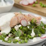 Охлажденный салат из лосося с медом и йогуртной заправкой