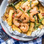 Жаренный креветки с чесноком в фольге