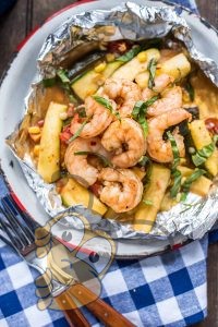Жаренный креветки с чесноком в фольге