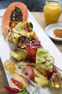 Жареный фруктовый салат глазированный медом