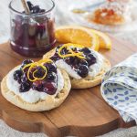 Рикотта с медом и черникой